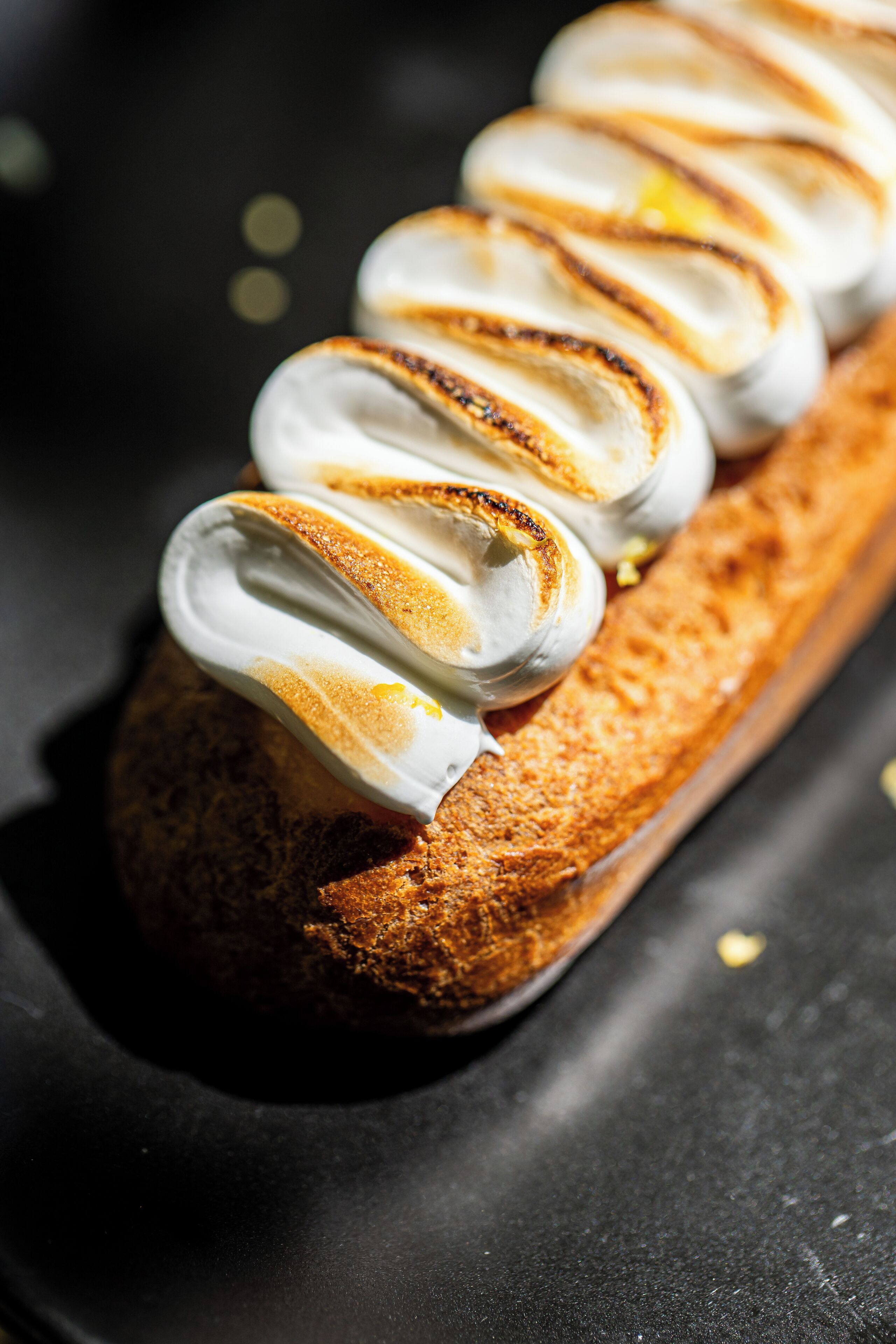 Une miche de pain recouverte d’une pâte blanche.
