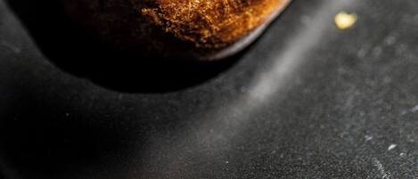Une miche de pain recouverte d’une pâte blanche.
