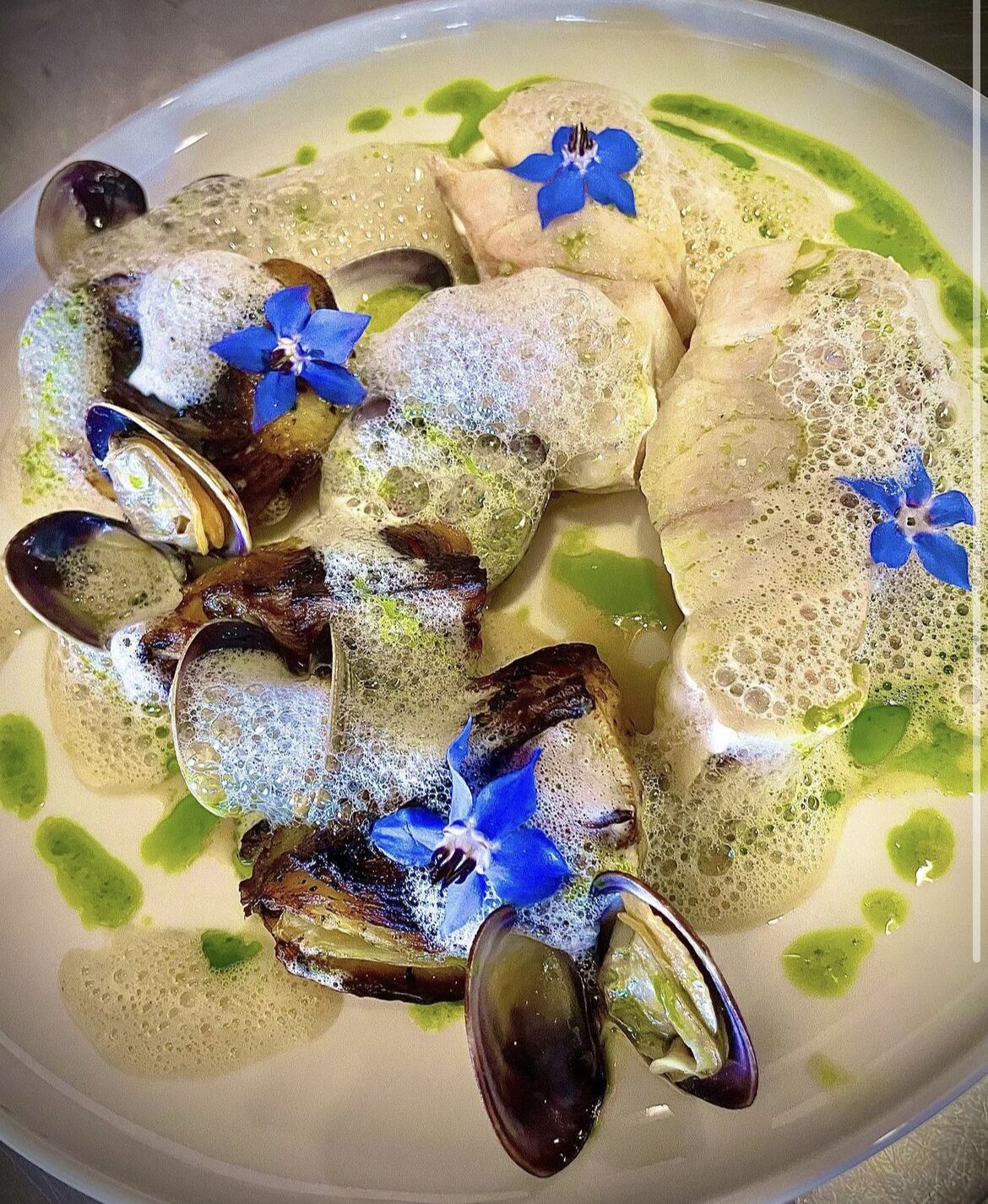 2 restaurants, lunch, dinner served; local cuisine