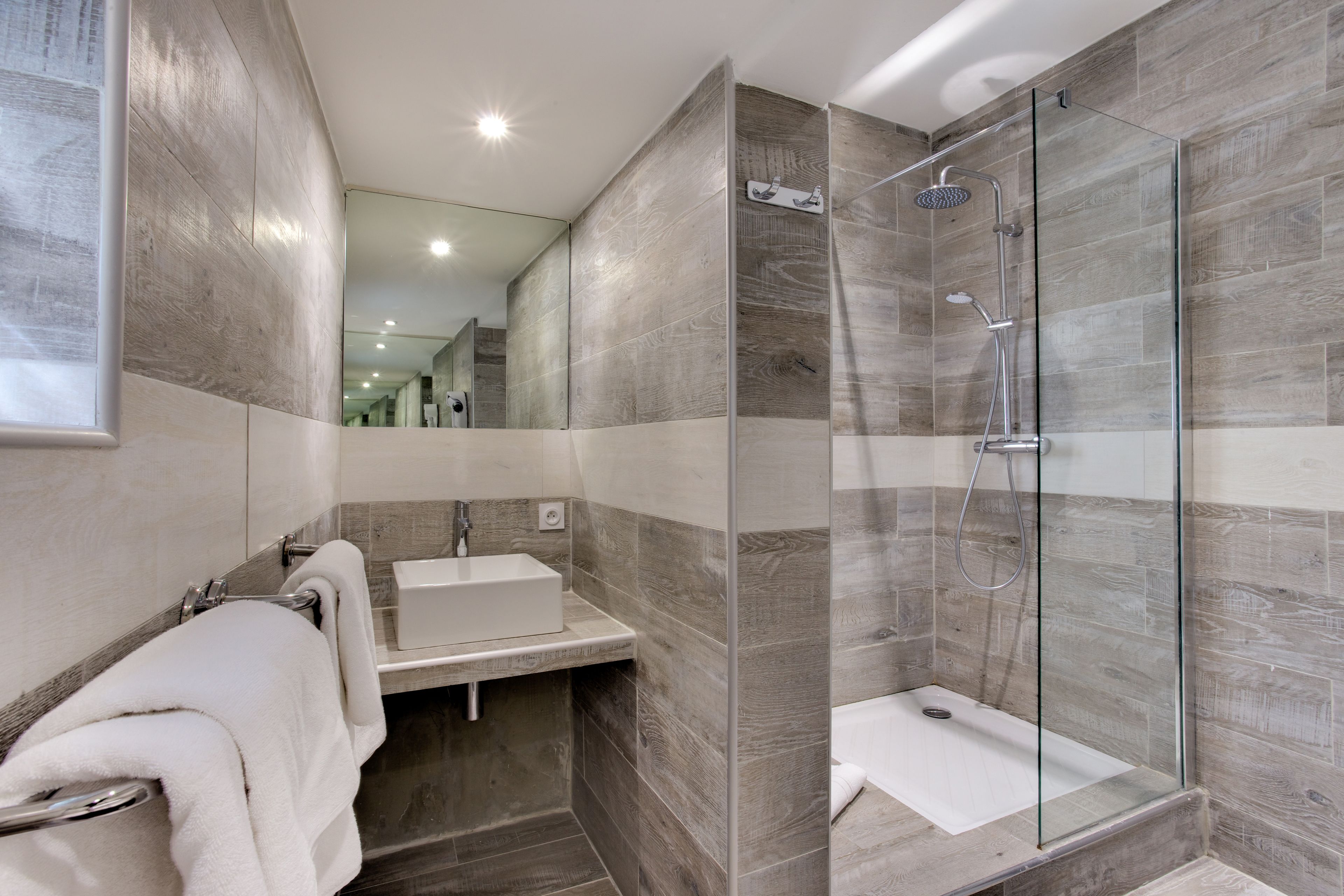 junior suite | bathroom | free toiletries, hair dryer, towels