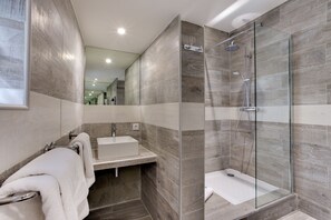 Junior Suite | Bathroom | Free toiletries, hair dryer, towels