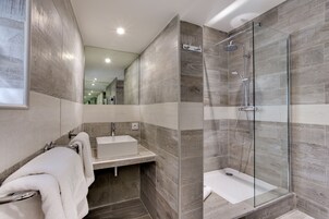 Artículos de tocador gratuitos, secador de pelo, toallas
