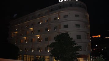Depan hartanah - siang/malam