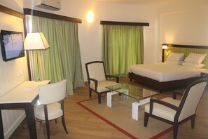 Junior Suite | In-room safe, desk, blackout drapes, cribs/infant beds