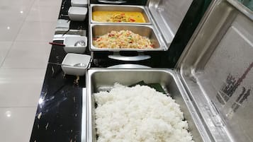 Desayuno buffet (THB 150 por persona)
