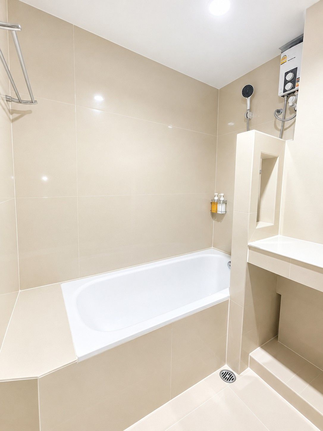 Un baño moderno con bañera, ducha e inodoro.