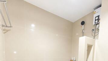 Un baño moderno con bañera, ducha e inodoro.