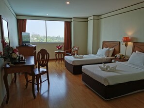 Minibar, desk, blackout curtains, free WiFi - Morakot Hotel Chumphon (Chumphon)