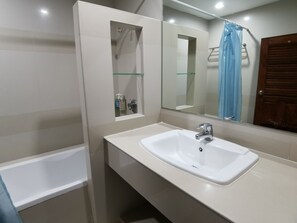Minibar, desk, blackout drapes, free WiFi - Morakot Hotel Chumphon (Chumphon)