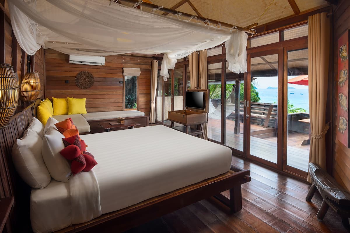 Deluxe Sea View | Minibar, in-room safe, desk, rollaway beds (surcharge)