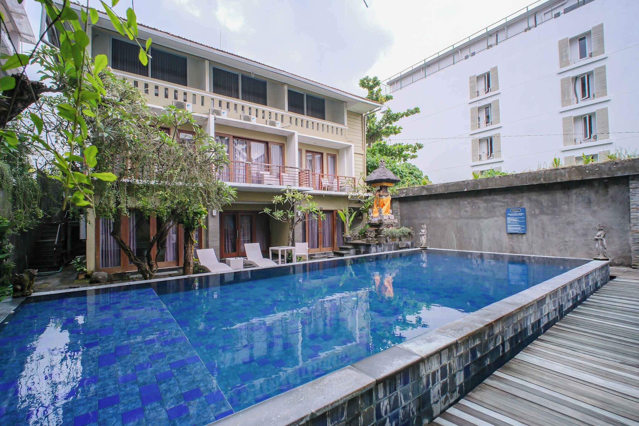 Hồ bơi ngoài trời