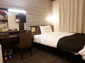 1 bedroom, down comforters, desk, laptop workspace