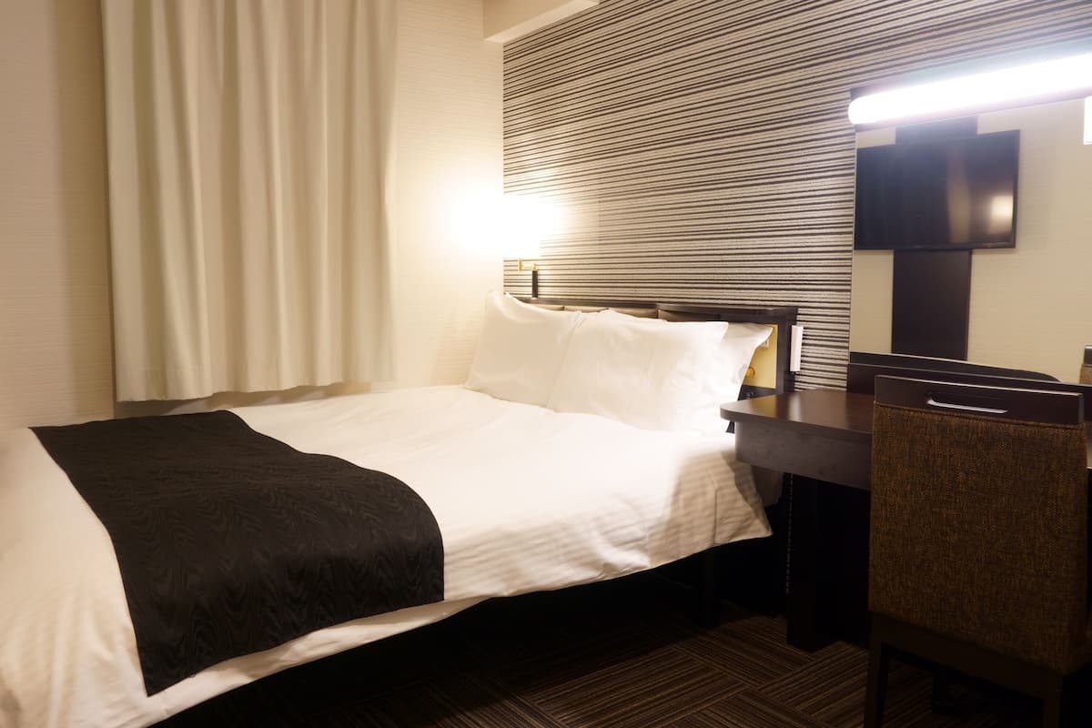 1 bedroom, down duvets, desk, laptop workspace