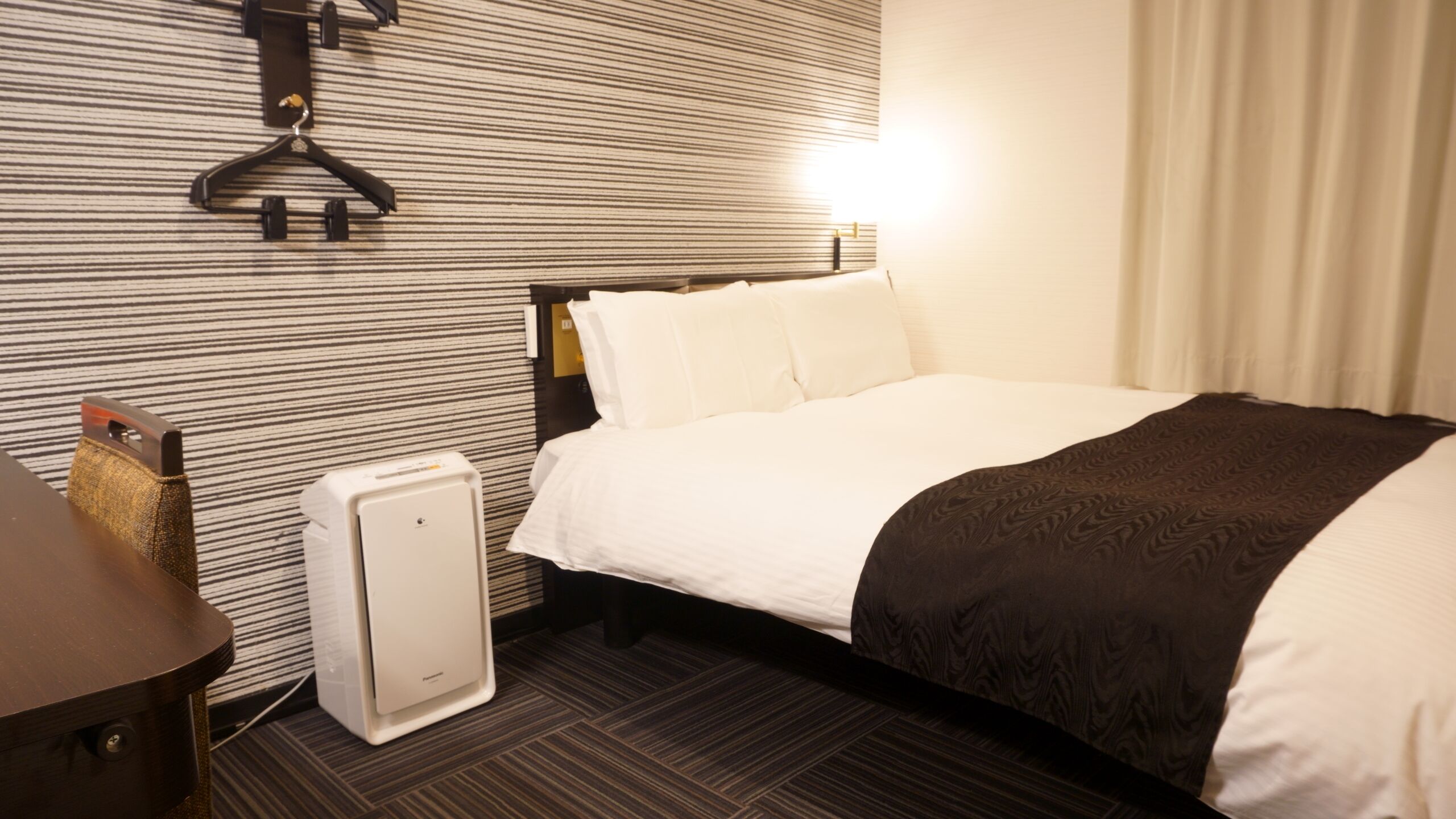 1 bedroom, down duvets, desk, laptop workspace