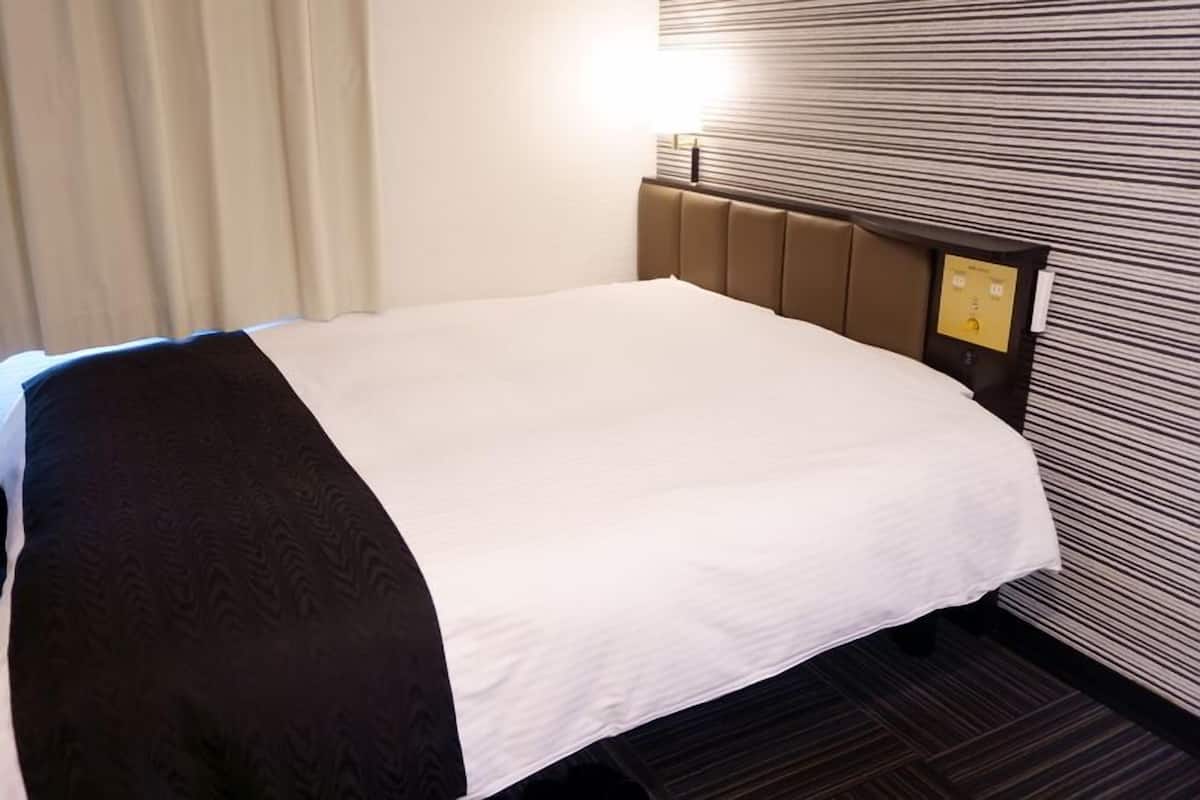 1 bedroom, down comforters, desk, laptop workspace