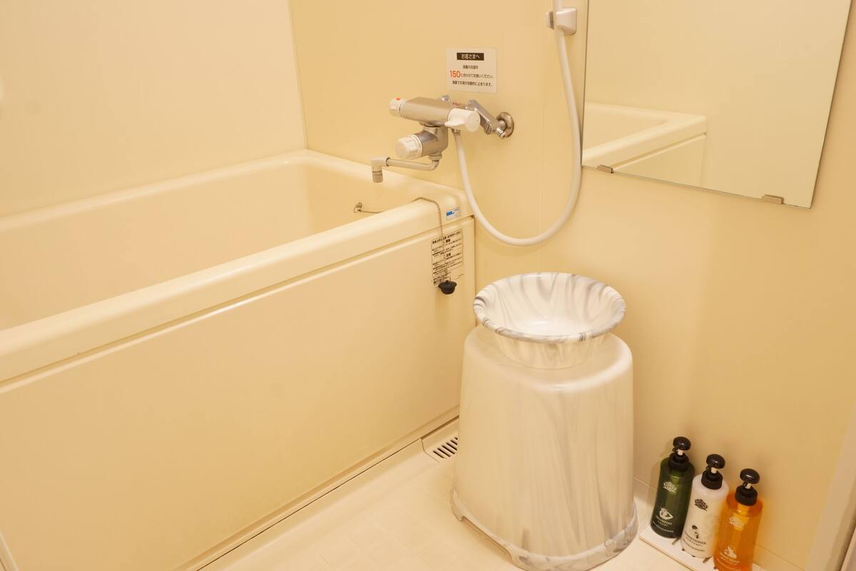 combined shower/bathtub, deep-soaking bathtub, free toiletries