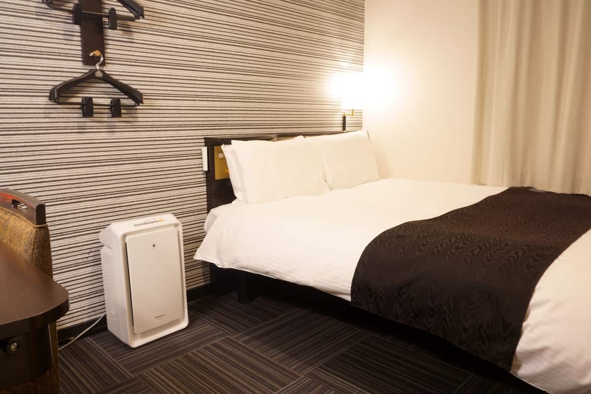 1 bedroom, down duvets, desk, laptop workspace