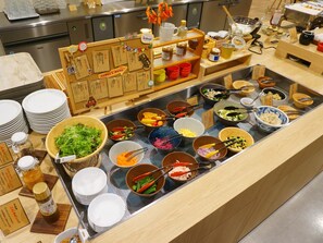 En buffet med forskellige retter og tilbehør.