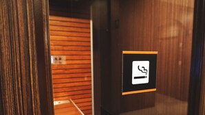 Een houten interieur met een rookverbodssignaal.