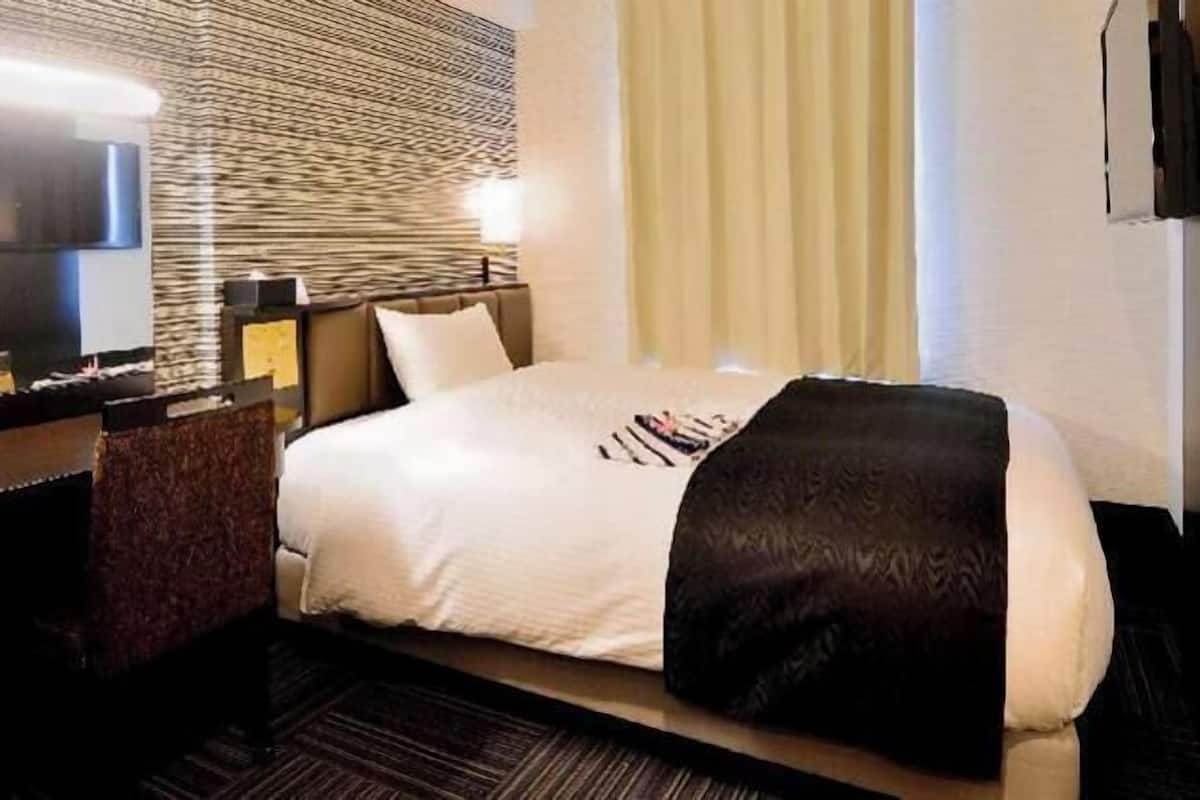 1 bedroom, down comforters, desk, laptop workspace