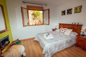 Småhus, 1 soverom | 1 soverom, safe på rommet, skrivebord og blendingsgardiner