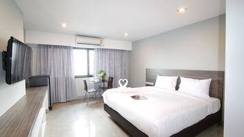 Deluxe Room | Desk, free WiFi