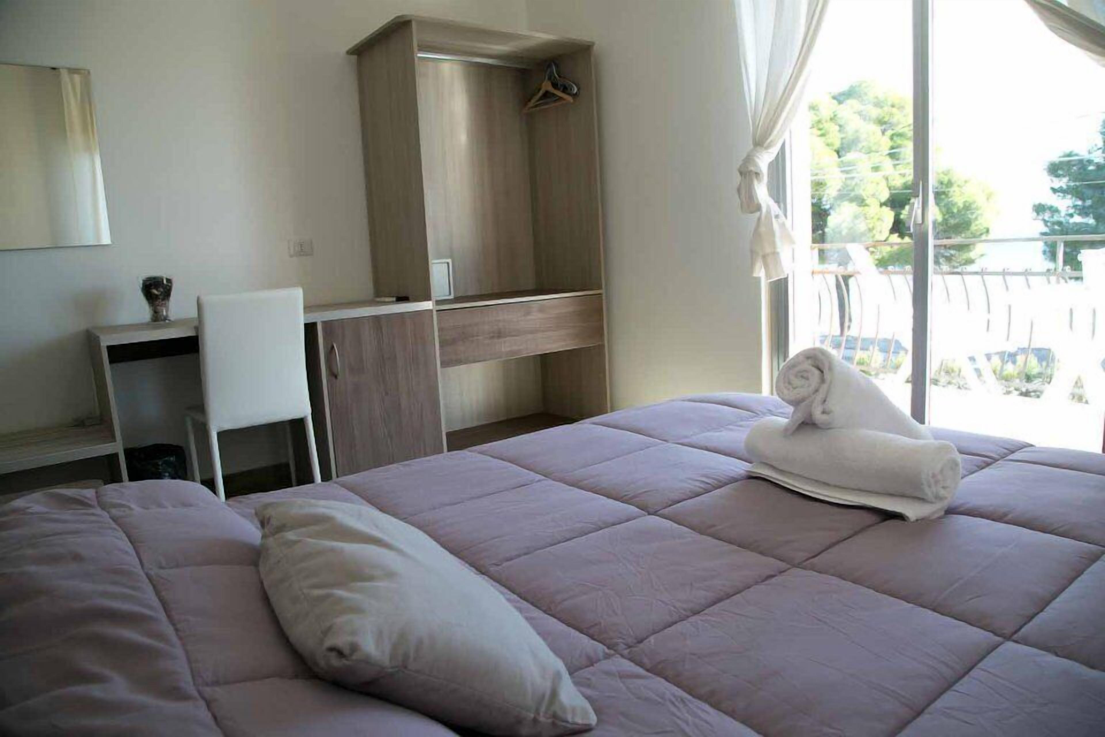 Camera tripla, vista mare parziale | Minibar, una cassaforte in camera, una scrivania, insonorizzazione