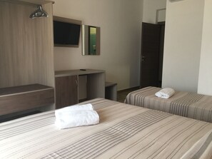 Minibar, in-room safe, desk, soundproofing - Chrismare Hotel (Taormina)