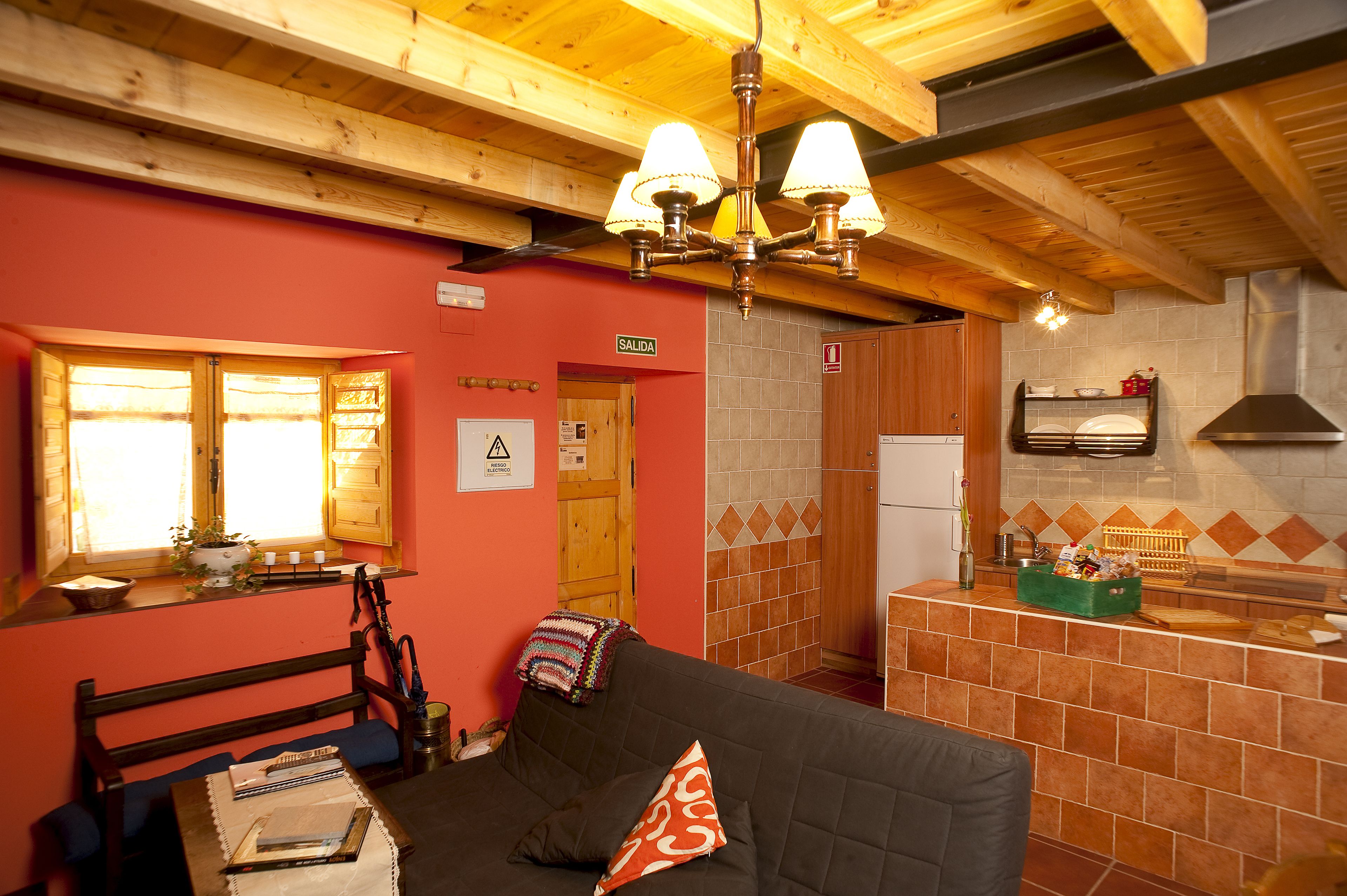 كوخ - غرفتا نوم | منطقة المعيشة | تلفزيون إل سي دي بحجم 40-بوصة يعرض قنوات تلفزيونية رقمية، تلفزيون، مدفأة