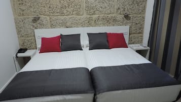 Habitación doble económica | Escritorio, cortinas blackout, cunas gratuitas y camas extra