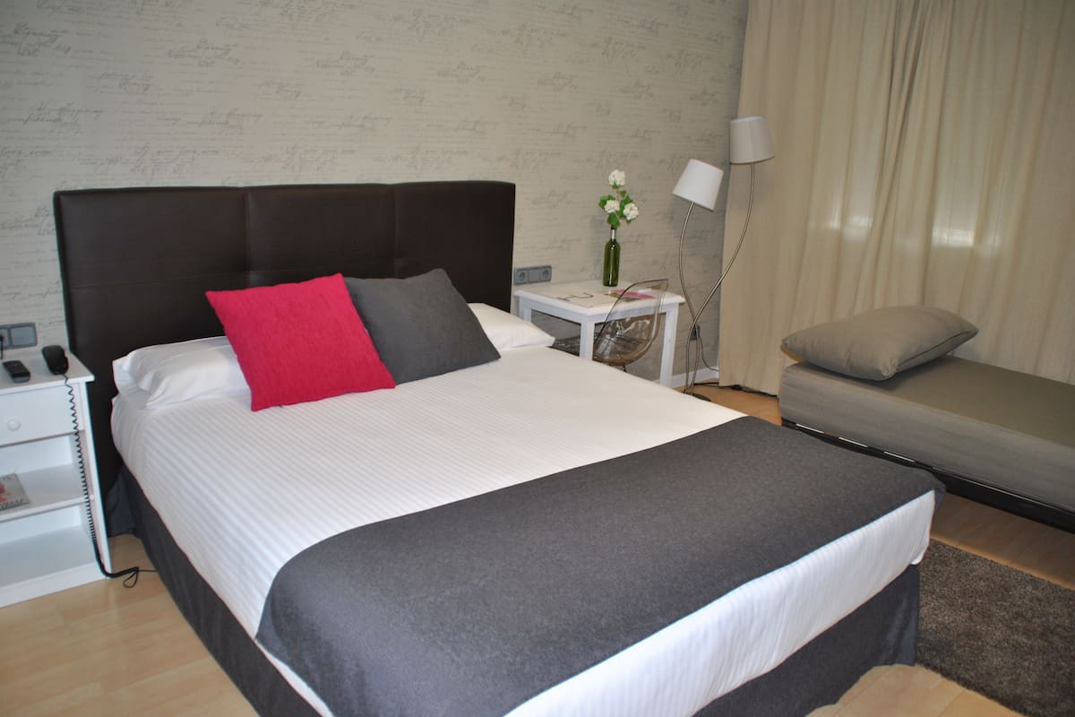 Kamer, 1 twee- of 2 eenpersoonsbedden (with extra bed) | Een bureau, verduisterende gordijnen, gratis babybedden, extra bedden
