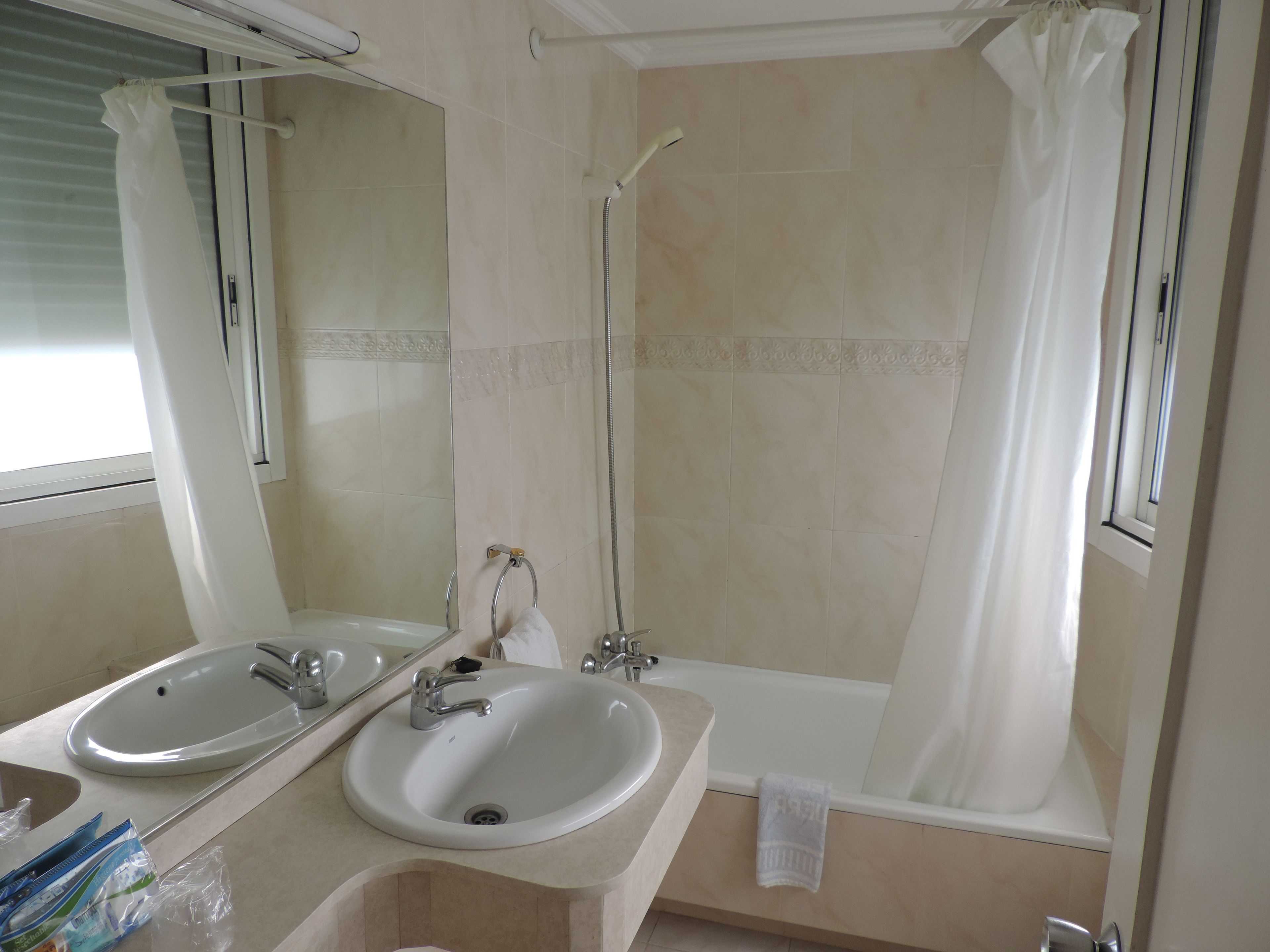 economy triple room | bathroom | free toiletries, hair dryer, towels