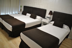 Habitación Doble con cama supletoria | Escritorio, cortinas opacas, cunas gratuitas y camas supletorias