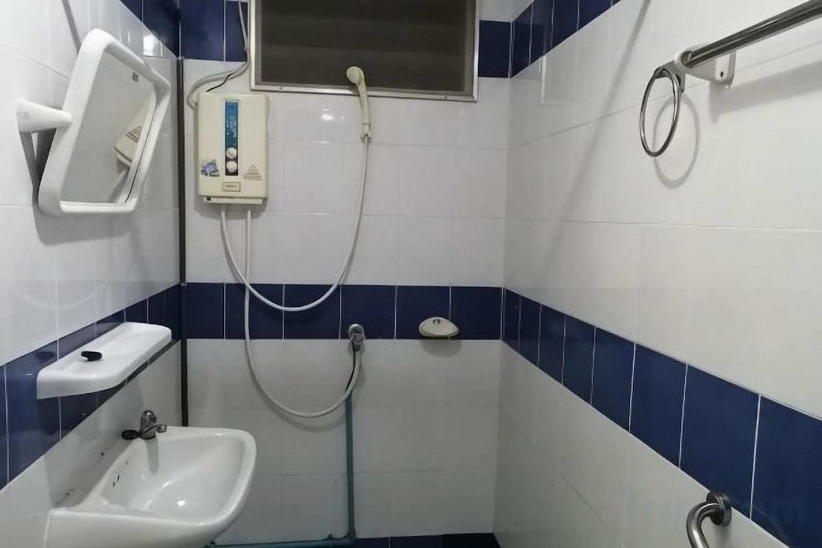 Baño | Regadera, secadora de cabello, toallas, jabón