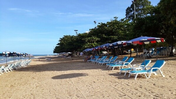 Beach nearby - Jardin Hotel (Pattaya)