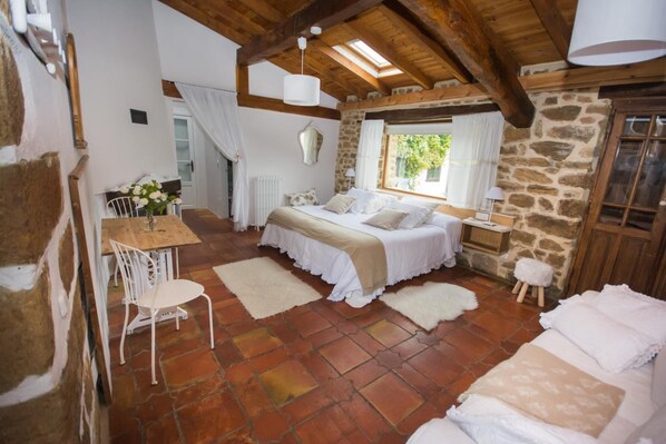 Premium bedding, desk, blackout curtains, free WiFi