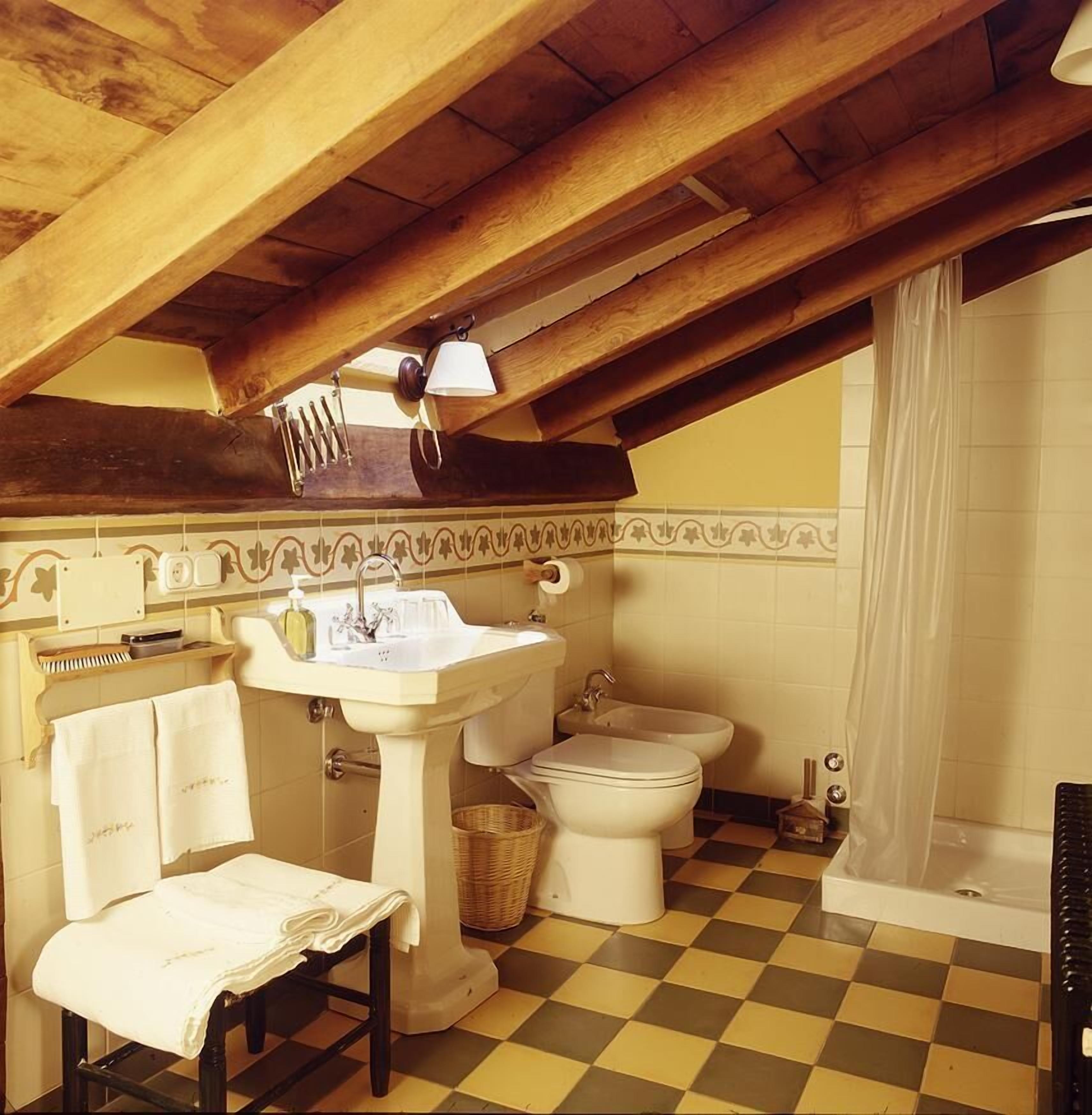 standard double or twin room | bathroom | free toiletries, hair dryer