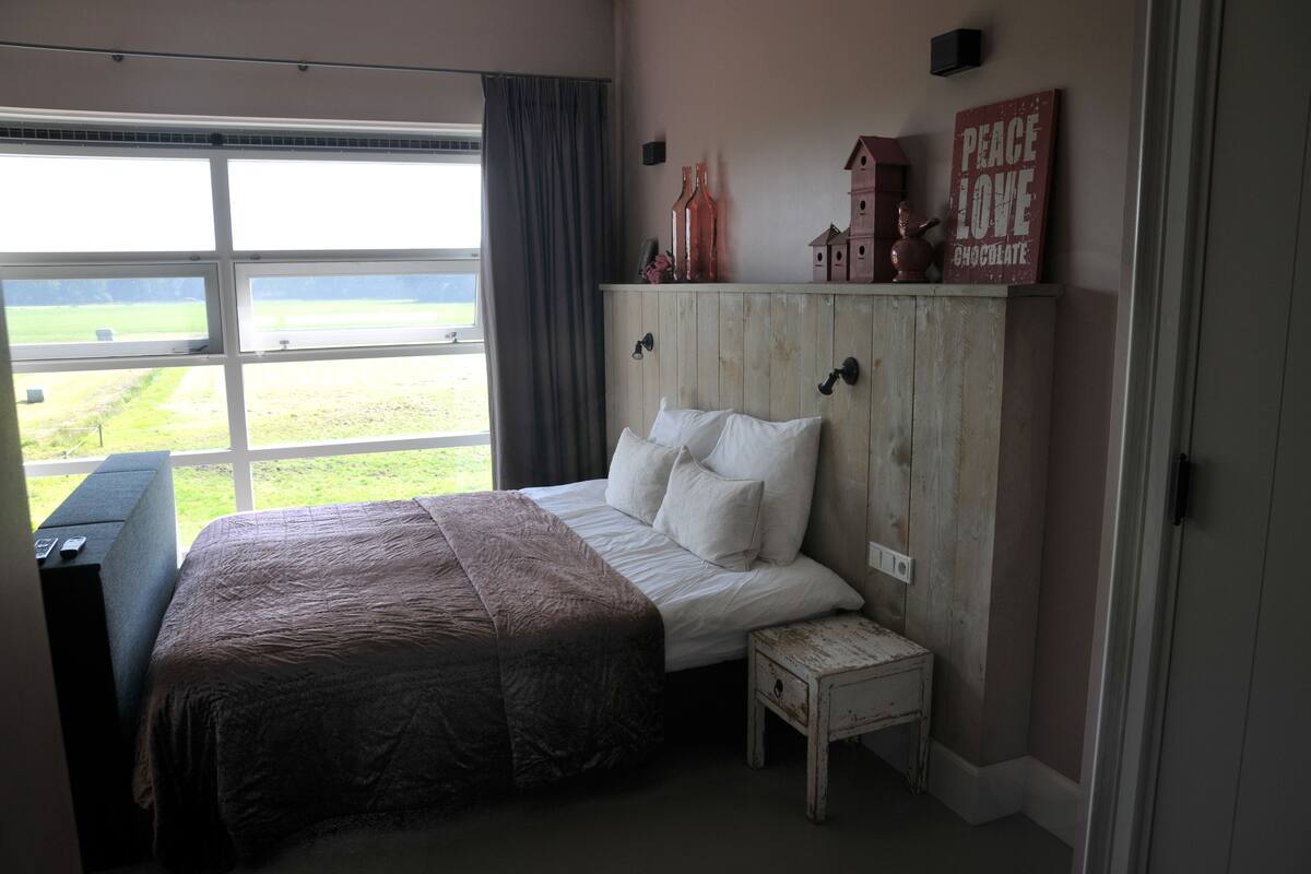 Loftsrom – comfort, 1 soverom, dalutsikt | Sengetøy av topp kvalitet, memory foam-senger og minibar