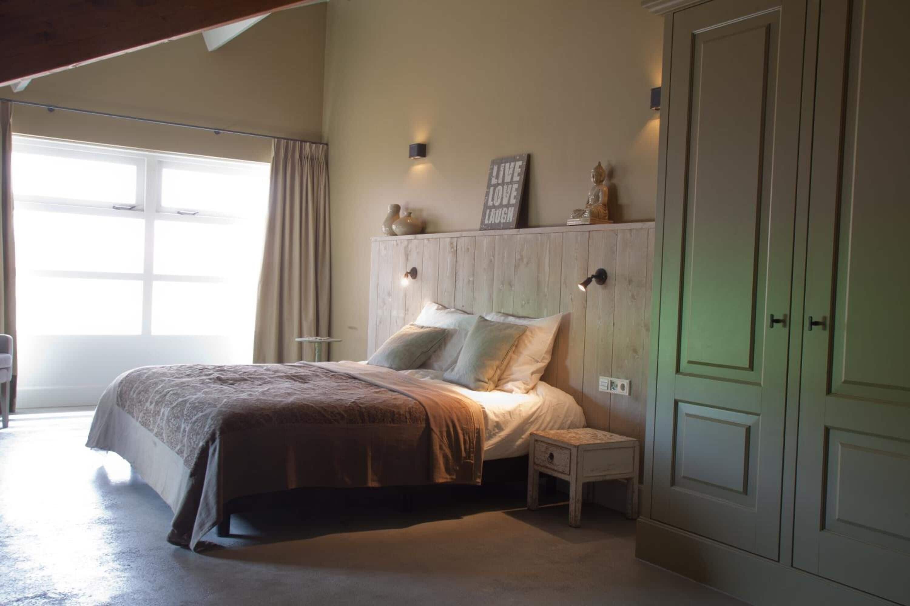 Ropa de cama de alta calidad, camas con efecto memoria y minibar 