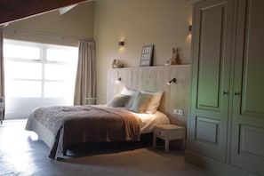 Ropa de cama de alta calidad, camas con efecto memoria y minibar 