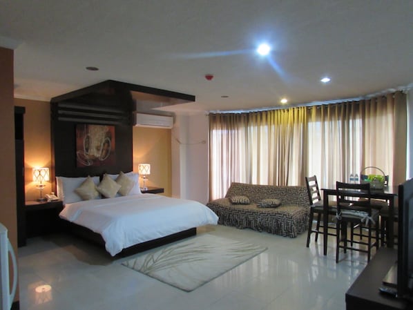 Family Suite | Minibar, in-room safe, free WiFi - Oyster Plaza Hotel (Parañaque)