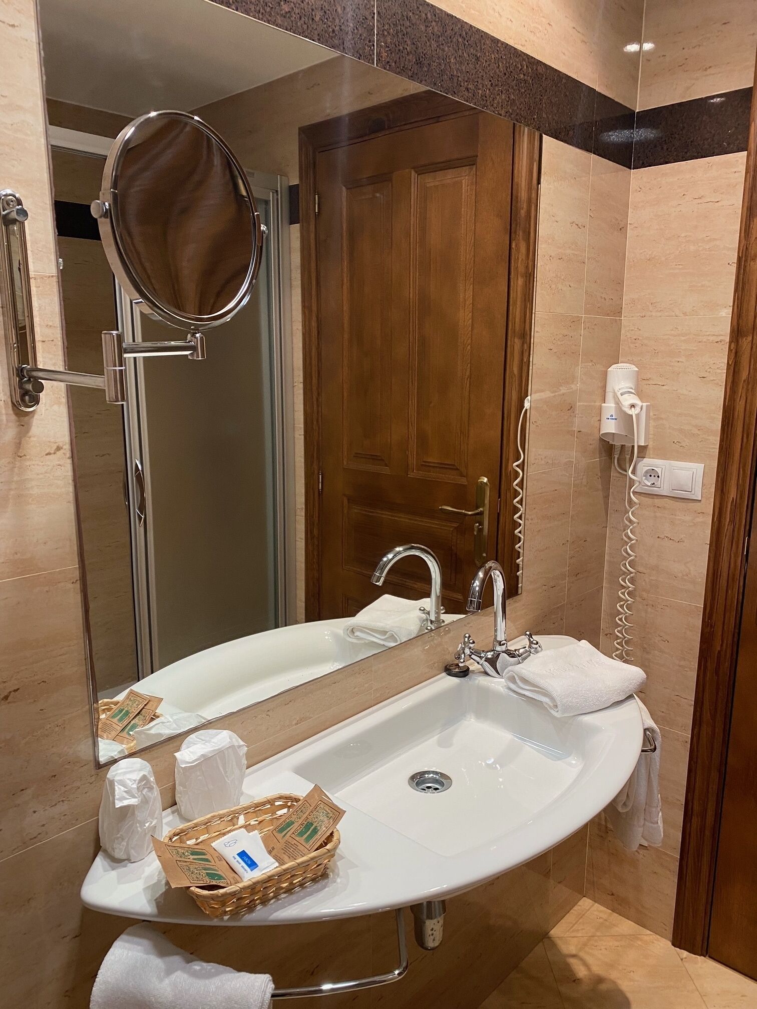 economy double room | bathroom | hydromassage showerhead, free toiletries, hair dryer, bidet