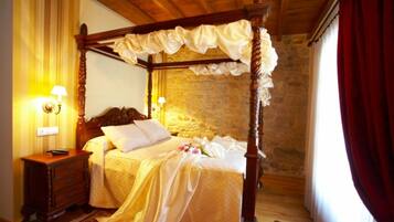 Deluxe Room | In-room safe, desk, blackout curtains, iron/ironing board