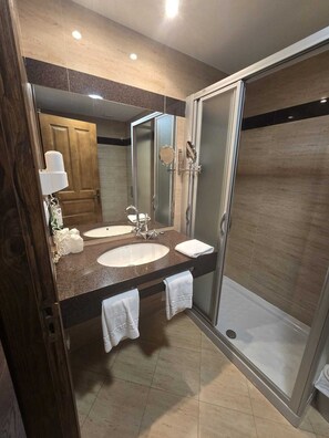 Habitación estándar doble | Baño | Cabezal de ducha con hidromasaje