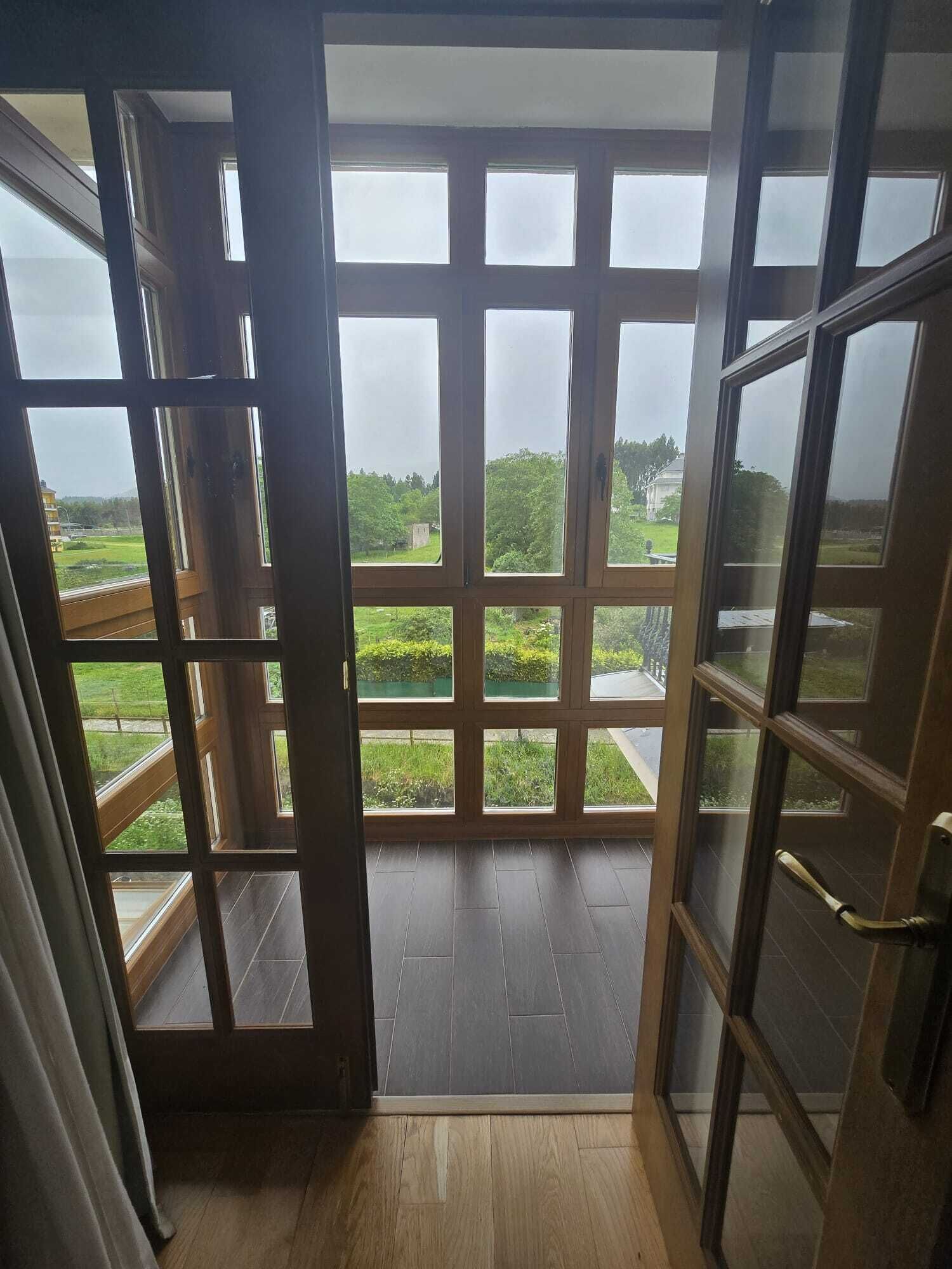 Standaard tweepersoonskamer | Een kluis op de kamer, een bureau, verduisterende gordijnen