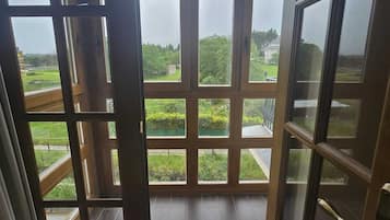 Standaard tweepersoonskamer | Een kluis op de kamer, een bureau, verduisterende gordijnen