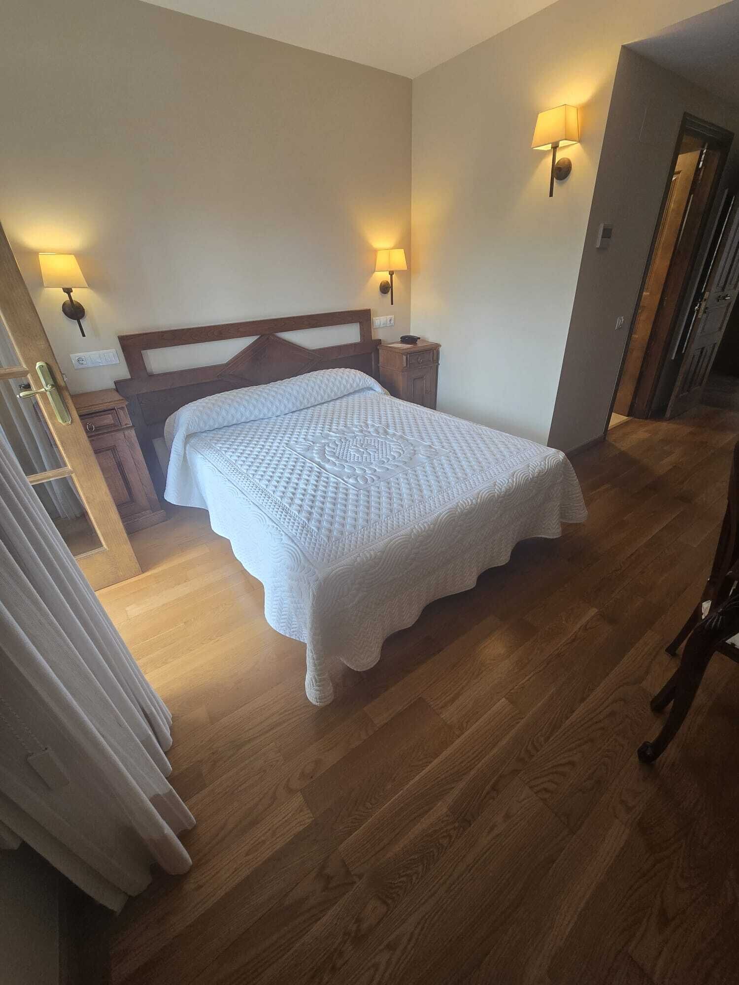 Kamar Double Standar | Brankas, meja kerja, tirai kedap cahaya, dan setrika/meja setrika