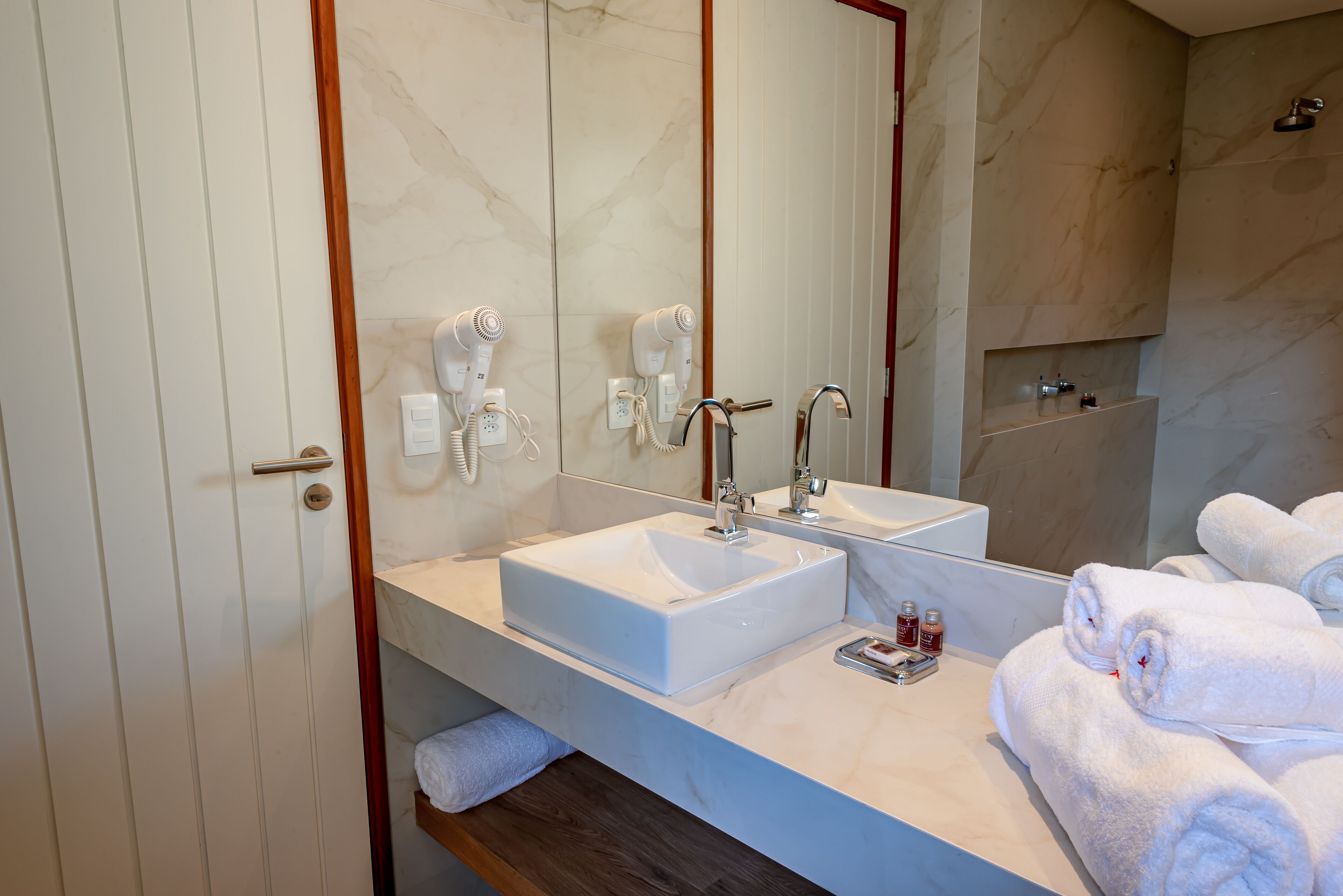deluxe room, balcony, sea view | bathroom | shower, hair dryer, towels