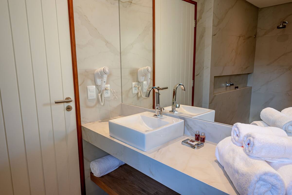 deluxe room, balcony, sea view | bathroom | shower, hair dryer, towels