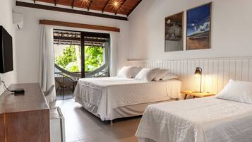 Deluxe-huone, parveke, merinäköala | Ylelliset vuodevaatteet, pillowtop-patjalliset sängyt, minibaari